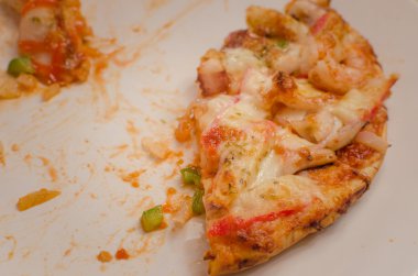 parça pizza plaka üzerinde kalır