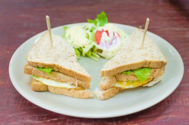 sanwich tavuk, sebze ve peynir ile