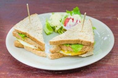 sanwich tavuk, sebze ve peynir ile