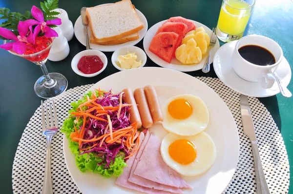 Breakfast with bacon fried egg and orange juice — Stock Photo, Image