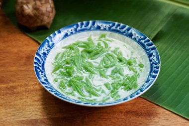 Lod Chong, Tayland tatlıları, ahşap zeminde hindistan cevizi sütüyle Lod Chong..