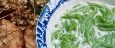 Lod Chong, Tayland tatlıları, ahşap zeminde hindistan cevizi sütüyle Lod Chong..