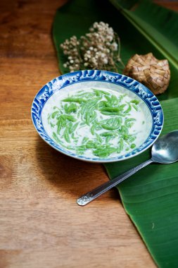 Lod Chong, Tayland tatlıları, ahşap zeminde hindistan cevizi sütüyle Lod Chong..