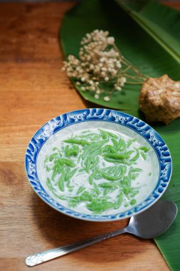 Lod Chong, Tayland tatlıları, ahşap zeminde hindistan cevizi sütüyle Lod Chong..