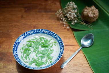 Lod Chong, Tayland tatlıları, ahşap zeminde hindistan cevizi sütüyle Lod Chong..