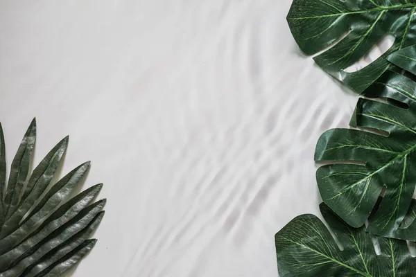 Tropikal yaprak ve çiçek yapılmış yaratıcı doğa düzeni. Düz yatıyordu. Yaz konsepti.