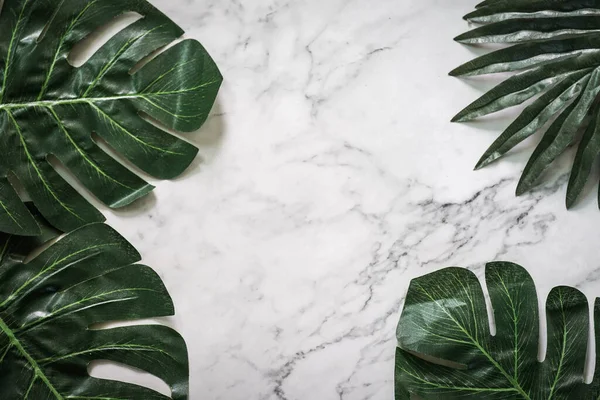 Tropikal yaprak ve çiçek yapılmış yaratıcı doğa düzeni. Düz yatıyordu. Yaz konsepti.