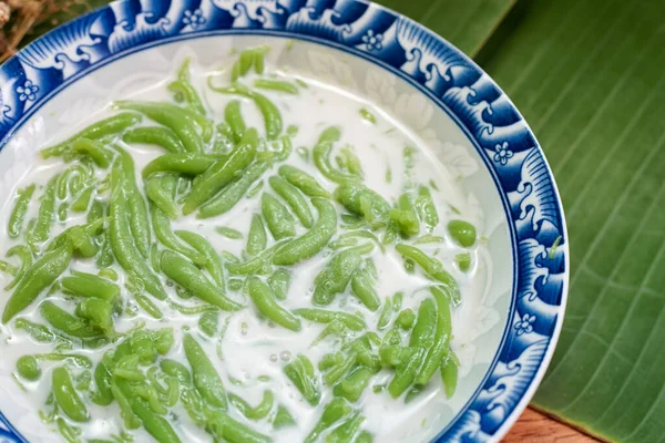 Lod Chong, Tayland tatlıları, ahşap zeminde hindistan cevizi sütüyle Lod Chong..