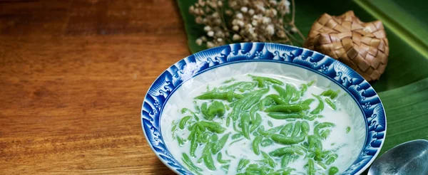 Lod Chong, Tayland tatlıları, ahşap zeminde hindistan cevizi sütüyle Lod Chong..