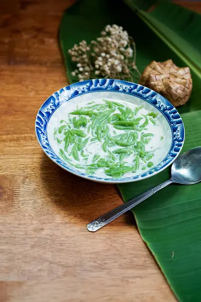 Lod Chong, Tayland tatlıları, ahşap zeminde hindistan cevizi sütüyle Lod Chong..