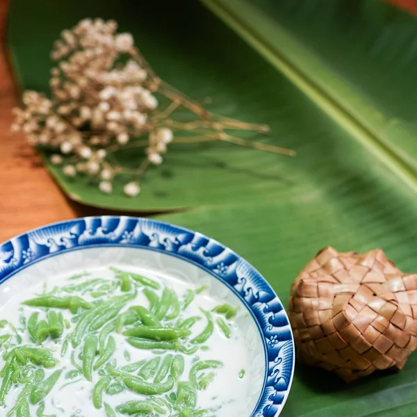 Lod Chong, Tayland tatlıları, ahşap zeminde hindistan cevizi sütüyle Lod Chong..