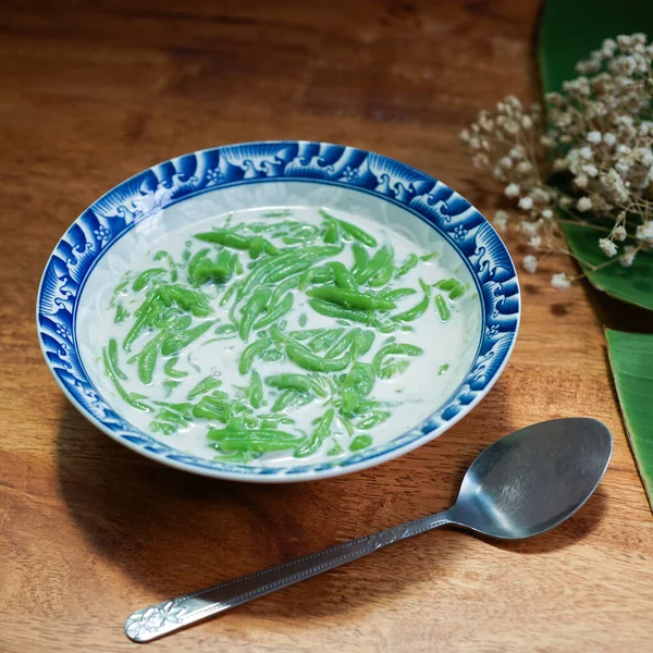 Lod Chong, Tayland tatlıları, ahşap zeminde hindistan cevizi sütüyle Lod Chong..