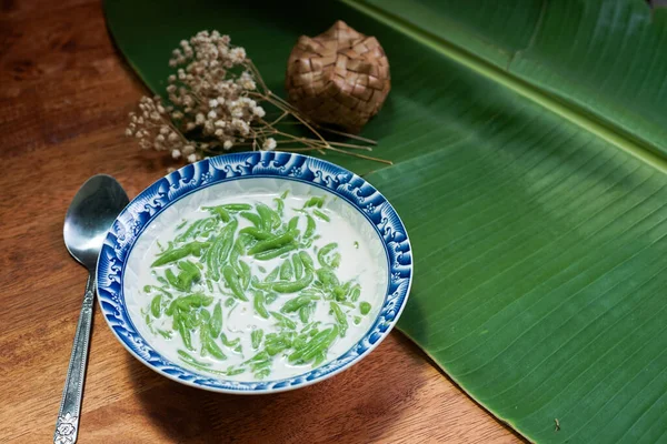 Lod Chong, Tayland tatlıları, ahşap zeminde hindistan cevizi sütüyle Lod Chong..