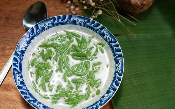 Lod Chong, Tayland tatlıları, ahşap zeminde hindistan cevizi sütüyle Lod Chong..