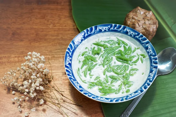 Lod Chong, Tayland tatlıları, ahşap zeminde hindistan cevizi sütüyle Lod Chong..