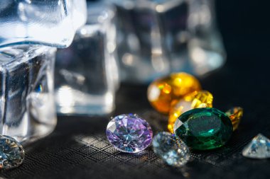 Doğal Safir değerli taş, mücevher veya siyah parlaklık rengi taşlar, birçok farklı doğal taşlar Ametist koleksiyonu,