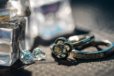 Doğal Safir değerli taş, mücevher veya siyah parlaklık rengi taşlar, birçok farklı doğal taşlar Ametist koleksiyonu,