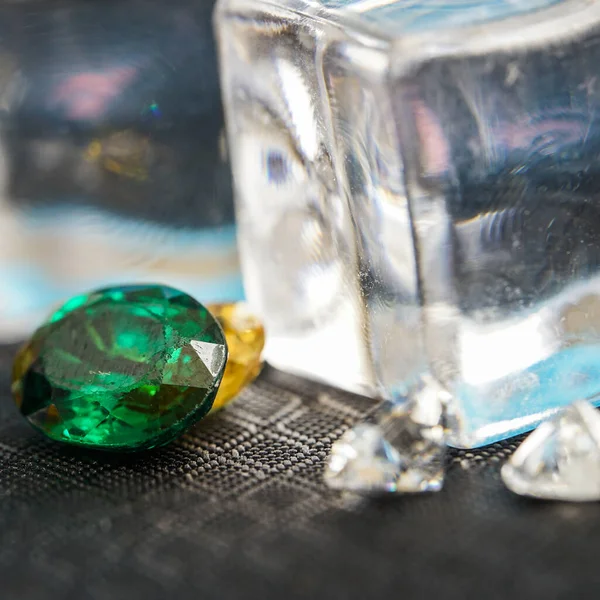 Doğal Safir değerli taş, mücevher veya siyah parlaklık rengi taşlar, birçok farklı doğal taşlar Ametist koleksiyonu,