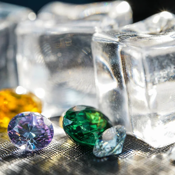 Doğal Safir değerli taş, mücevher veya siyah parlaklık rengi taşlar, birçok farklı doğal taşlar Ametist koleksiyonu,