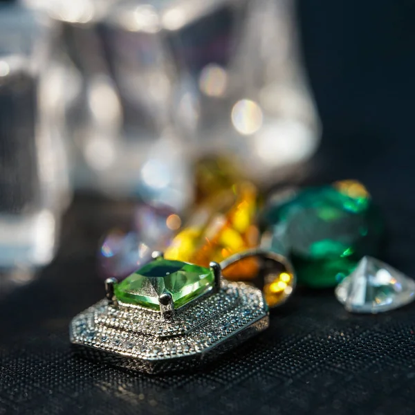 Doğal Safir değerli taş, mücevher veya siyah parlaklık rengi taşlar, birçok farklı doğal taşlar Ametist koleksiyonu,