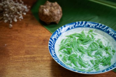 Lod Chong, Tayland tatlıları, ahşap zeminde hindistan cevizi sütüyle Lod Chong..