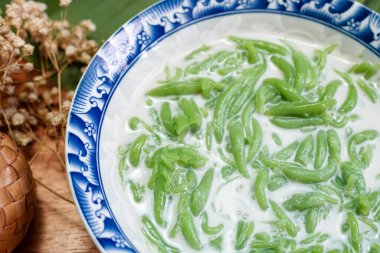 Lod Chong, Tayland tatlıları, ahşap zeminde hindistan cevizi sütüyle Lod Chong..