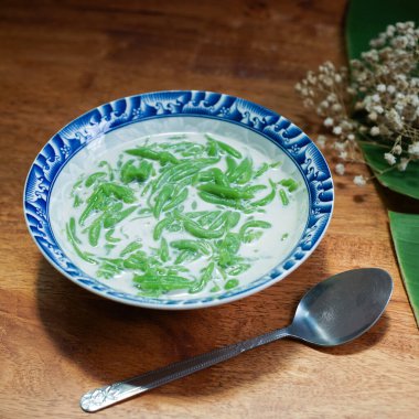 Lod Chong, Tayland tatlıları, ahşap zeminde hindistan cevizi sütüyle Lod Chong..