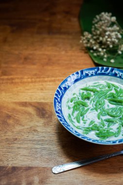 Lod Chong, Tayland tatlıları, ahşap zeminde hindistan cevizi sütüyle Lod Chong..