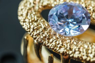 Mor doğal değerli taşlar ya da parlak altınlar.