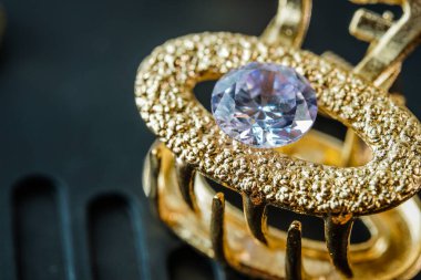 Mor doğal değerli taşlar ya da parlak altınlar.