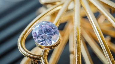 Mor doğal değerli taşlar ya da parlak altınlar.