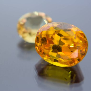 Doğal Safir taşı, mücevher ya da siyah parlak renkte mücevherler, taşta doğal sarı değerli taşlar.