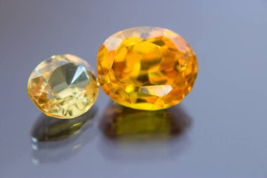 Doğal Safir taşı, mücevher ya da siyah parlak renkte mücevherler, taşta doğal sarı değerli taşlar.