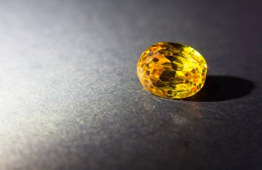 Doğal Safir taşı, mücevher ya da siyah parlak renkte mücevherler, taşta doğal sarı değerli taşlar.