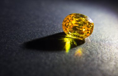 Doğal sarı safir değerli taş, beyaz arka planda izole güzel sarı altın Citrin değerli taş, mücevher arka plan olarak