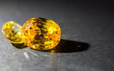 Doğal sarı safir değerli taş, beyaz arka planda izole güzel sarı altın Citrin değerli taş, mücevher arka plan olarak