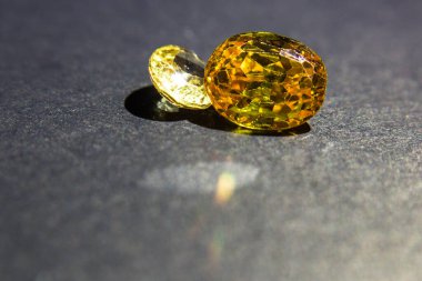 Doğal sarı safir değerli taş, beyaz arka planda izole güzel sarı altın Citrin değerli taş, mücevher arka plan olarak