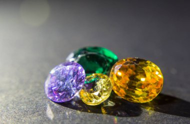 Doğal Safir değerli taş, mücevher veya siyah parlaklık rengi taşlar, birçok farklı doğal taşlar Ametist koleksiyonu,