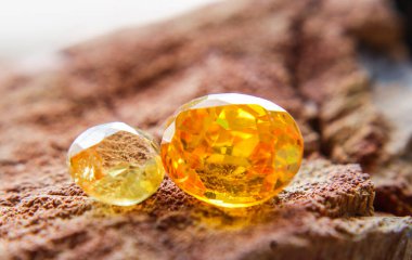 Doğal Safir değerli taş, mücevher veya siyah parlaklık rengi taşlar, birçok farklı doğal taşlar Ametist koleksiyonu,