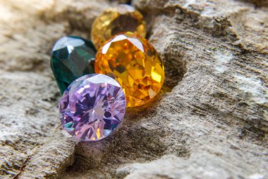 Doğal Safir değerli taş, mücevher veya siyah parlaklık rengi taşlar, birçok farklı doğal taşlar Ametist koleksiyonu,