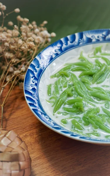 Lod Chong, Tayland tatlıları, ahşap zeminde hindistan cevizi sütüyle Lod Chong..