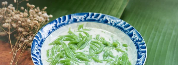 Lod Chong, Tayland tatlıları, ahşap zeminde hindistan cevizi sütüyle Lod Chong..