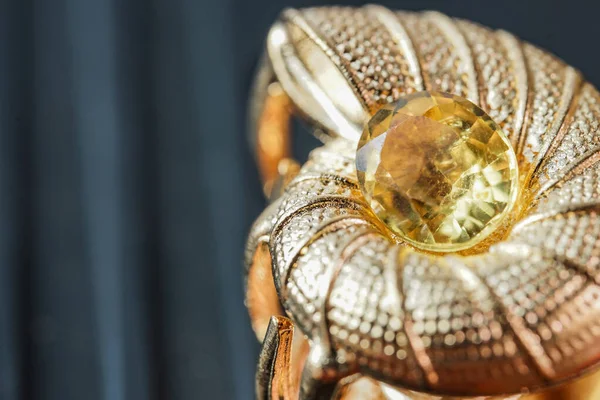 Sarı doğal mücevher, pırlanta ya da pırlanta.