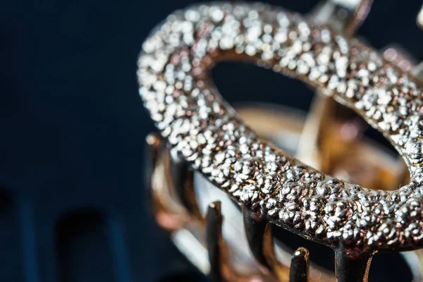 Güzel altın saç tokası. Yaklaş.