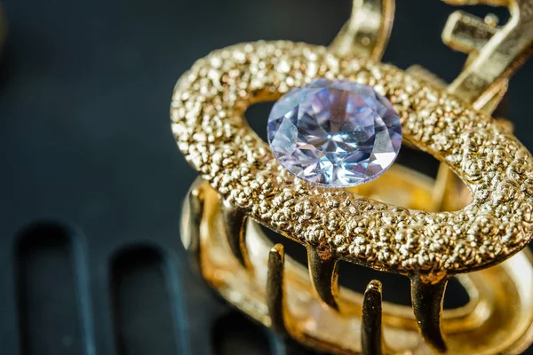 Mor doğal değerli taşlar ya da parlak altınlar.