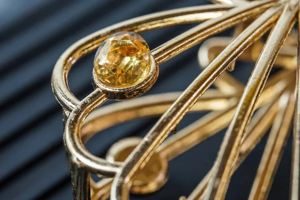 Sarı doğal mücevher, pırlanta ya da pırlanta.