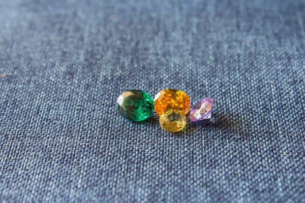 Doğal Safir değerli taş, mücevher veya siyah parlaklık rengi taşlar, birçok farklı doğal taşlar Ametist koleksiyonu,