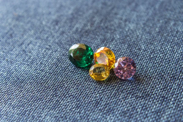 Doğal Safir değerli taş, mücevher veya siyah parlaklık rengi taşlar, birçok farklı doğal taşlar Ametist koleksiyonu,