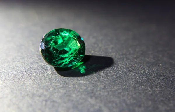天然绿色蓝宝石宝石 漂亮的绿色宝石宝石 孤立在黑色背景上 如珠宝背景 — 图库照片