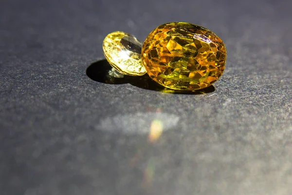 Doğal sarı safir değerli taş, beyaz arka planda izole güzel sarı altın Citrin değerli taş, mücevher arka plan olarak